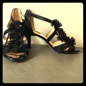 Beautiful black flower open toe medium high heels!